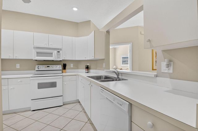 10612 Royal Caribbean Circle, Boynton Beach, FL 33437