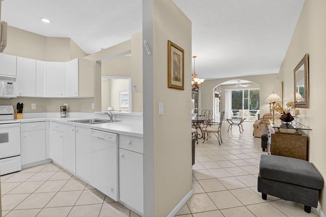 10612 Royal Caribbean Circle, Boynton Beach, FL 33437