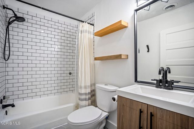 715 Carew Lane, Maumee, OH 43537