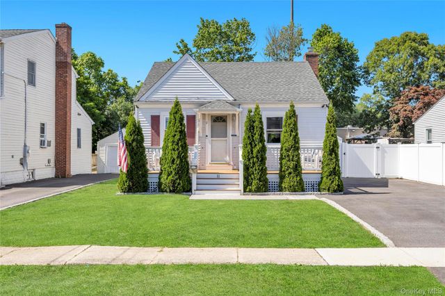 11 Irving Place, Islip Terrace, NY 11752