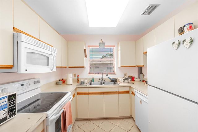 33 Lake Vista Trail 202, Port St. Lucie, FL 34952