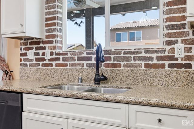 5818 Warren Ridge Drive, Bakersfield, CA 93313