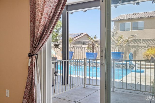 5818 Warren Ridge Drive, Bakersfield, CA 93313