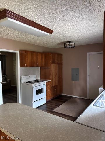 2400 Midway Avenue NE, Canton, OH 44705