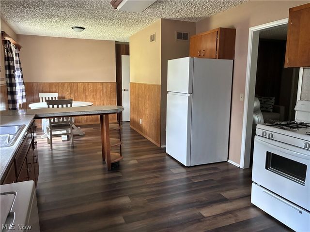 2400 Midway Avenue NE, Canton, OH 44705
