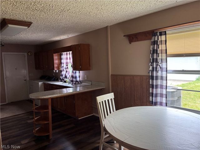2400 Midway Avenue NE, Canton, OH 44705