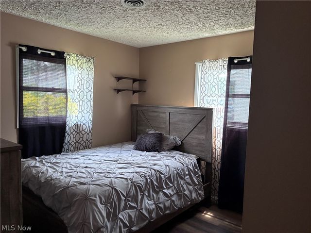 2400 Midway Avenue NE, Canton, OH 44705