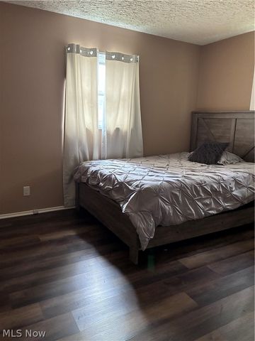 2400 Midway Avenue NE, Canton, OH 44705