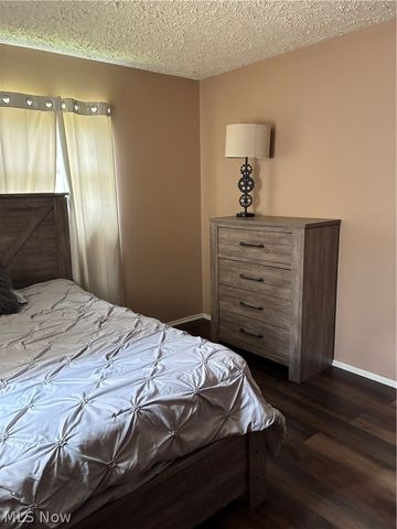 2400 Midway Avenue NE, Canton, OH 44705