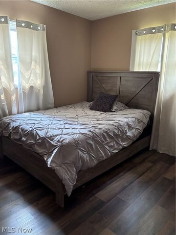 2400 Midway Avenue NE, Canton, OH 44705
