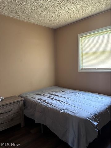 2400 Midway Avenue NE, Canton, OH 44705