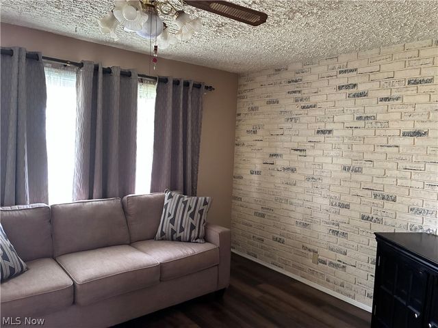 2400 Midway Avenue NE, Canton, OH 44705