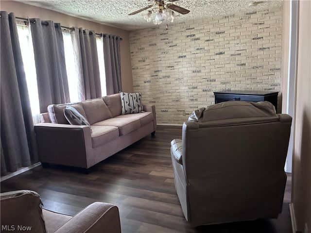 2400 Midway Avenue NE, Canton, OH 44705
