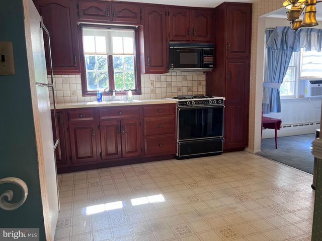 25 BRAVER DR, Hamilton, NJ 08610