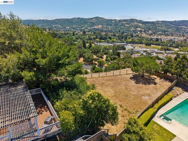 4618 Setting Sun Dr, Richmond, CA 94803