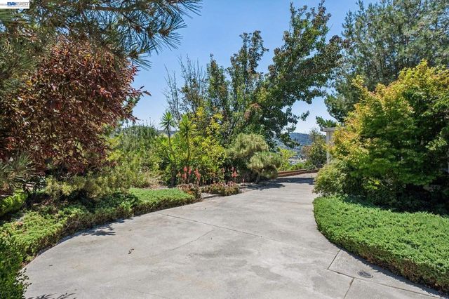 4618 Setting Sun Dr, Richmond, CA 94803