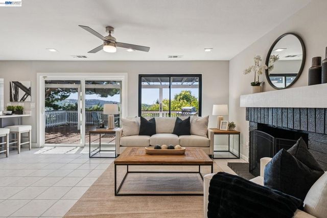 4618 Setting Sun Dr, Richmond, CA 94803
