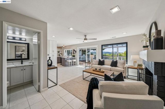 4618 Setting Sun Dr, Richmond, CA 94803