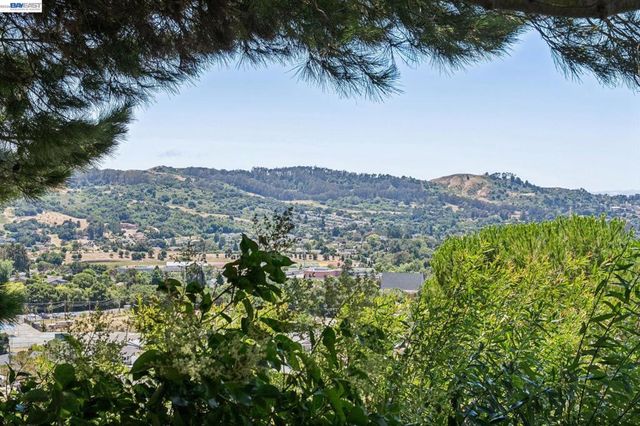 4618 Setting Sun Dr, Richmond, CA 94803