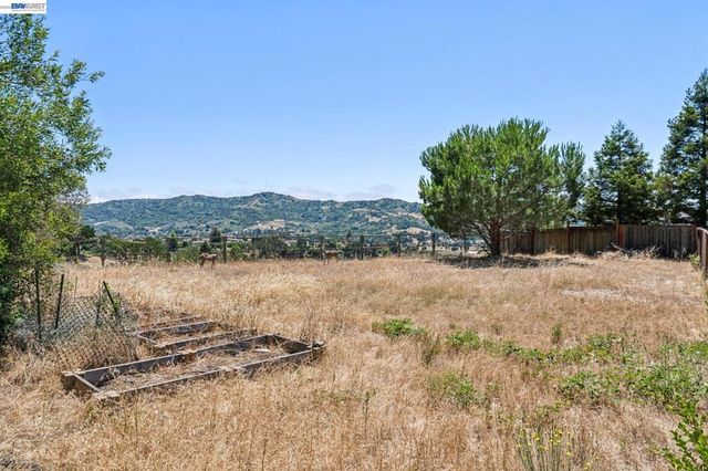 4618 Setting Sun Dr, Richmond, CA 94803