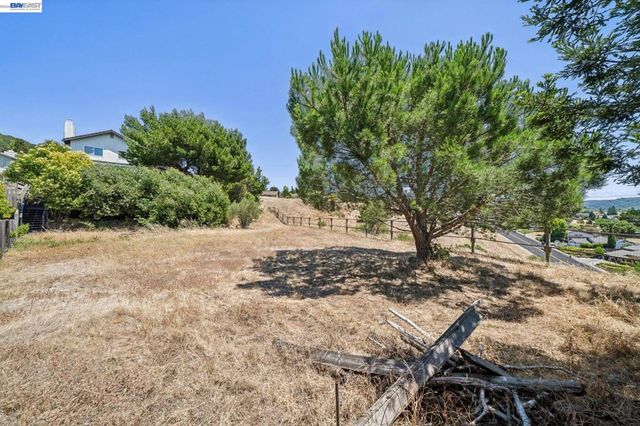4618 Setting Sun Dr, Richmond, CA 94803