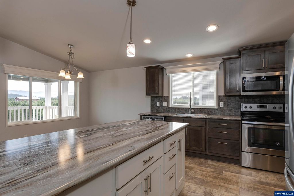 Image 6 of property listing at 25110 SW Red Prairie Rd, Sheridan, OR 97378