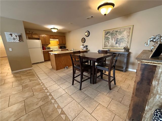 6297 W Milliken Bend, Fayetteville, AR 72704