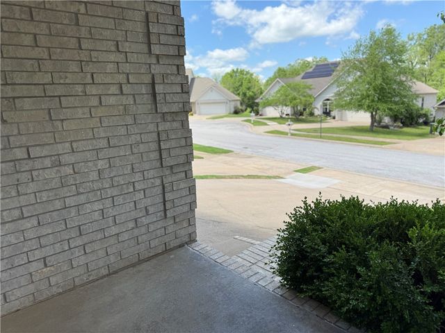 6297 W Milliken Bend, Fayetteville, AR 72704