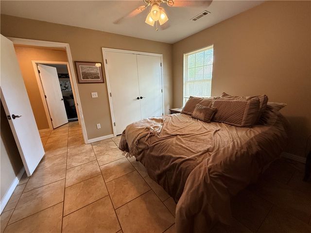 6297 W Milliken Bend, Fayetteville, AR 72704