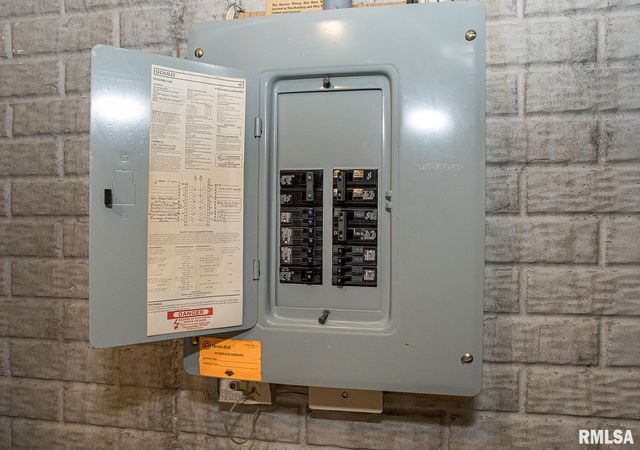 2112 35th St Apt 7, Rock Island, IL 61201