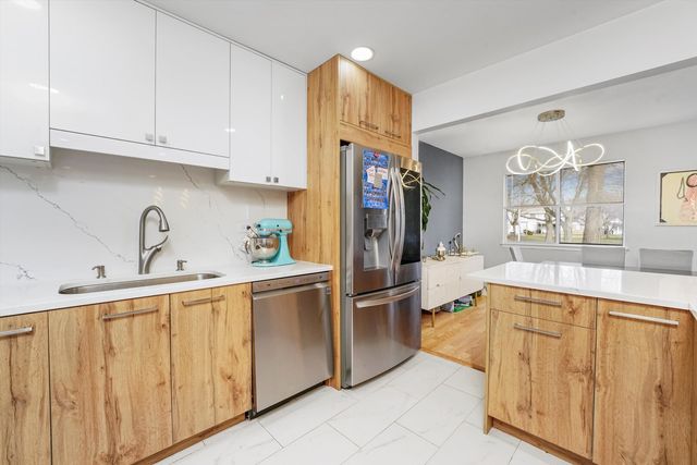 608 Hanover Court Z1, Schaumburg, IL 60194