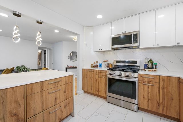 608 Hanover Court Z1, Schaumburg, IL 60194