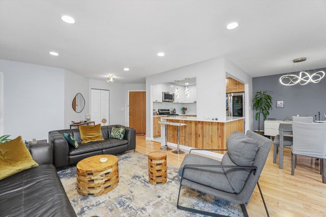 608 Hanover Court Z1, Schaumburg, IL 60194