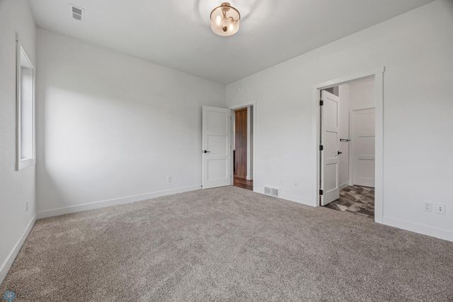 305 Prairie Drive N, Hankinson, ND 58041