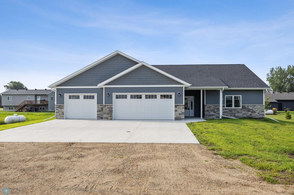 305 Prairie Drive N, Hankinson, ND 58041