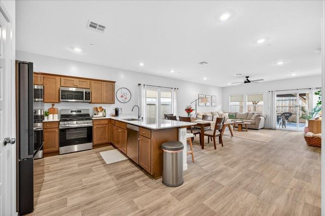 7118 W Willis Avenue, Fresno, CA 93723