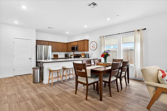 7118 W Willis Avenue, Fresno, CA 93723