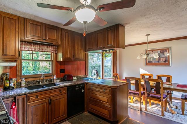 1386 Jewel Bay Road, Cortland, OH 44410