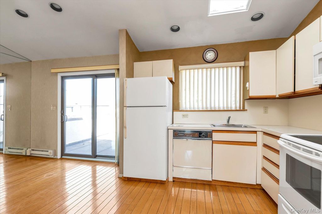 1 Anchorage 1208, Freeport, NY 11520 — photo 2