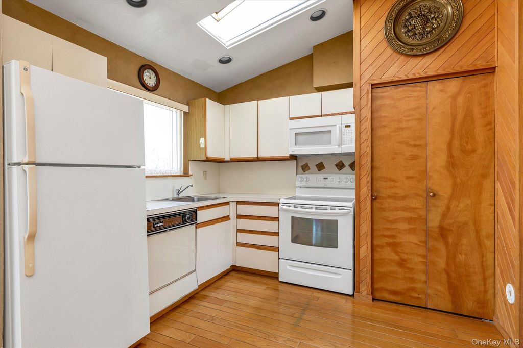 1 Anchorage 1208, Freeport, NY 11520 — photo 3