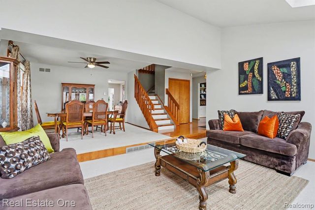 22677 Shadowglen Drive, Farmington Hills, MI 48335