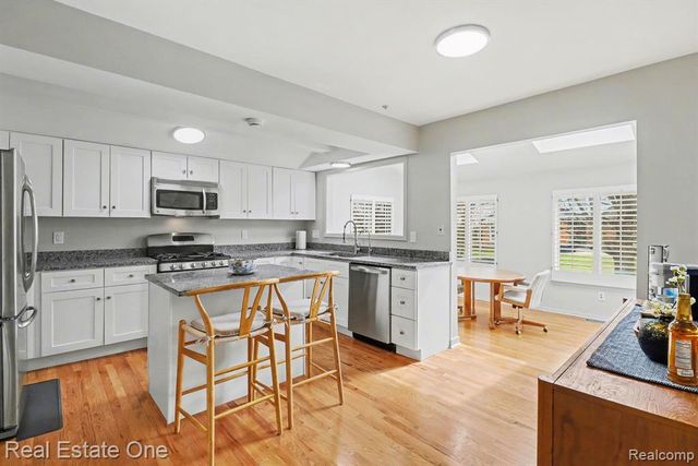 22677 Shadowglen Drive, Farmington Hills, MI 48335