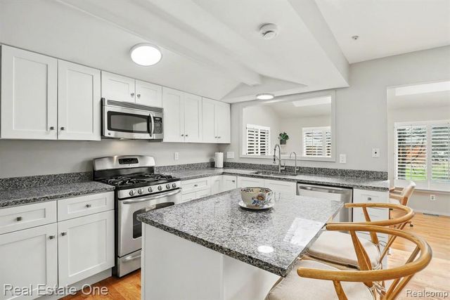 22677 Shadowglen Drive, Farmington Hills, MI 48335