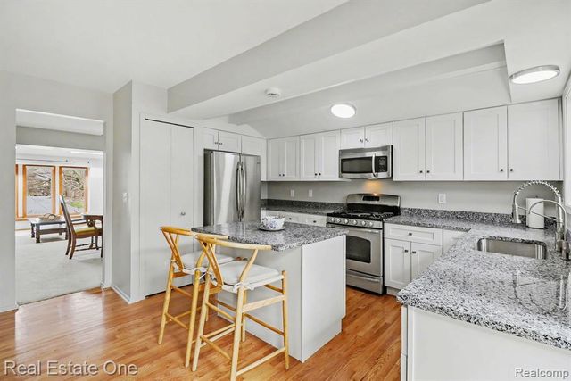 22677 Shadowglen Drive, Farmington Hills, MI 48335