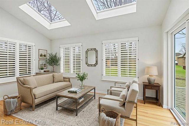 22677 Shadowglen Drive, Farmington Hills, MI 48335