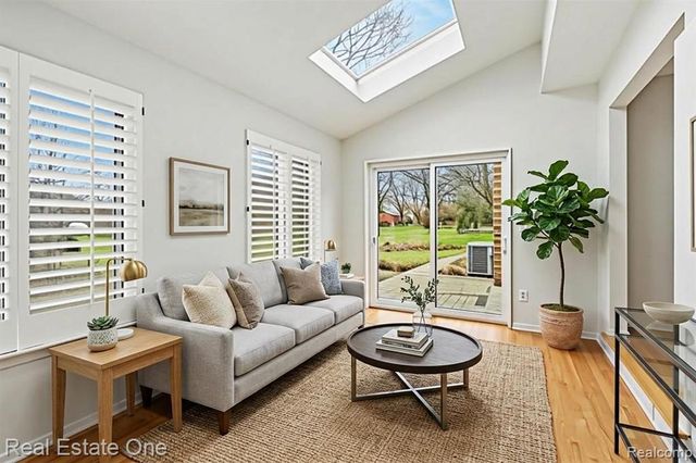 22677 Shadowglen Drive, Farmington Hills, MI 48335