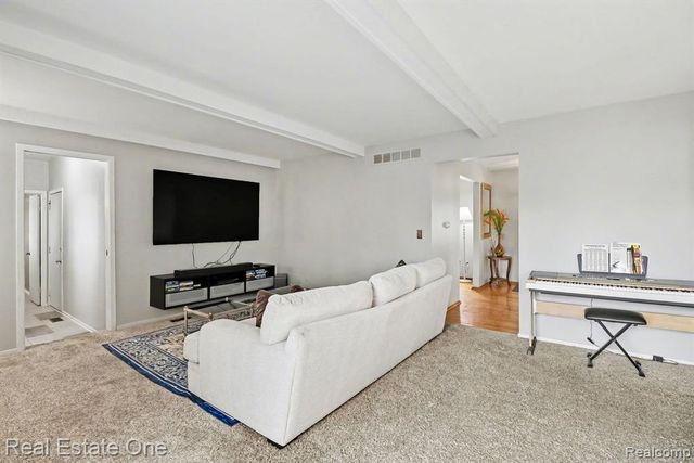 22677 Shadowglen Drive, Farmington Hills, MI 48335