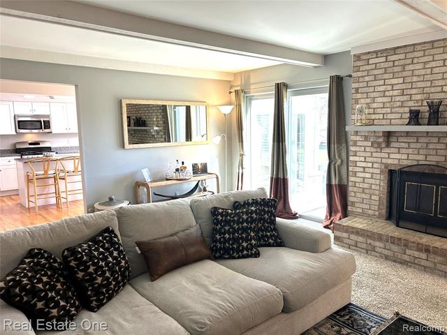 22677 Shadowglen Drive, Farmington Hills, MI 48335