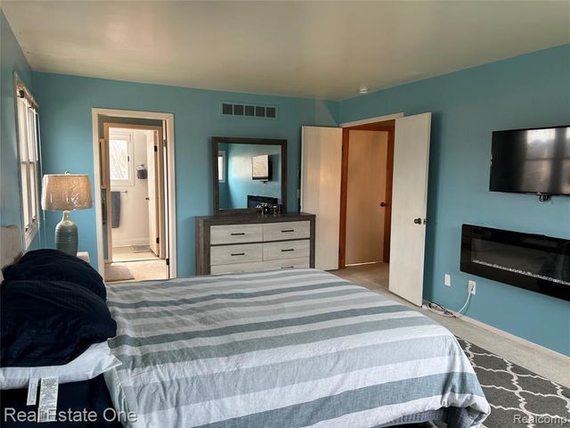 22677 Shadowglen Drive, Farmington Hills, MI 48335