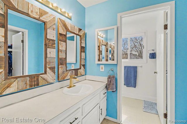 22677 Shadowglen Drive, Farmington Hills, MI 48335